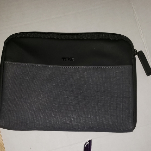 Tumi lot - Picture 2 of 4